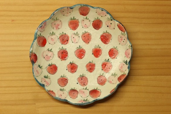 粉引き花形のいちご16cm皿。 1枚目の画像