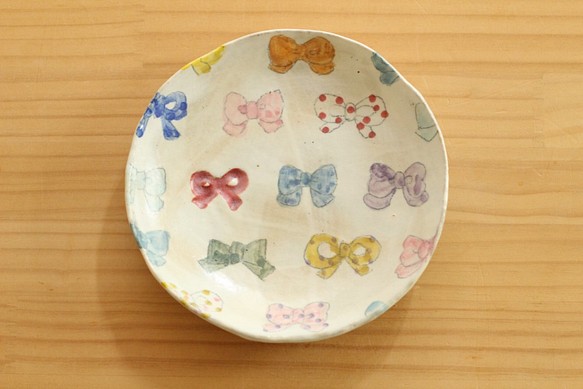 　粉引きカラフルリボンの皿。 1枚目の画像
