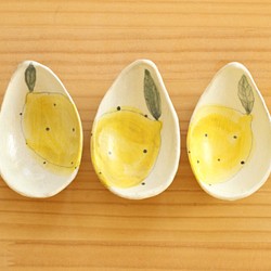 　粉引きレモンのドロップ形小皿。 1枚目の画像