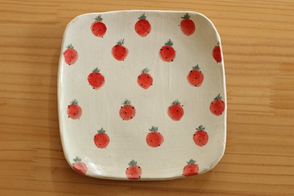 　粉引き赤のイチゴのトースト皿。 1枚目の画像