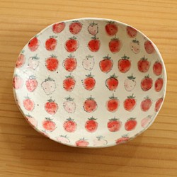 　粉引き赤とピンクのイチゴのオーバル皿。 1枚目の画像