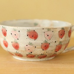 粉末紅色和桃紅色草莓杯子餃子。 第1張的照片