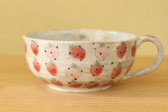 粉末紅色和桃紅色草莓杯子餃子。 第1張的照片