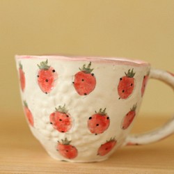 　※受注制作　粉引き手びねり赤とピンクのイチゴのカップ。 1枚目の画像