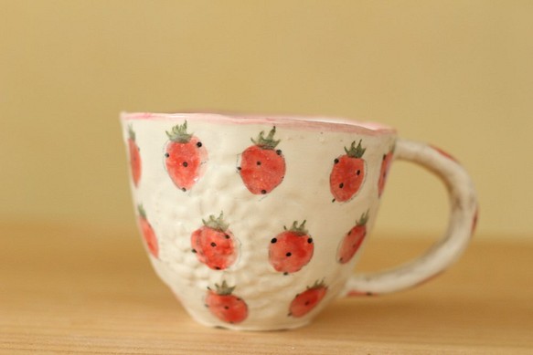 *訂單生產粉碎手肋紅色和粉紅色草莓杯。 第1張的照片