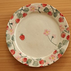 ※Creema限定受注制作　粉引きイチゴとイチゴのお花のリム皿。 1枚目の画像