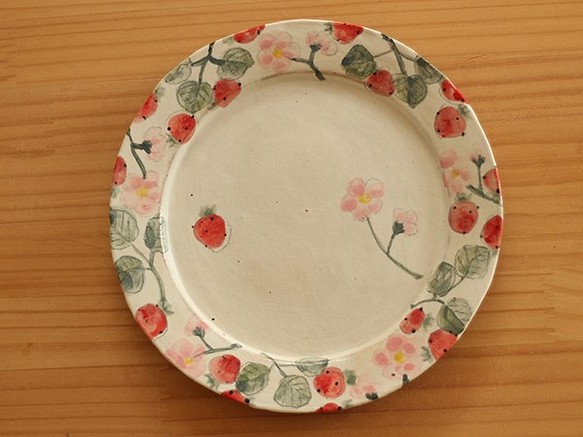 ※Creema限定受注制作　粉引きイチゴとイチゴのお花のリム皿。 1枚目の画像