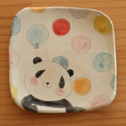 *按訂單生產粉末狀的彩色圓點和熊貓餐具。 第1張的照片