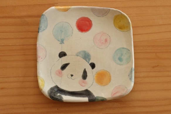 *按訂單生產粉末狀的彩色圓點和熊貓餐具。 第1張的照片
