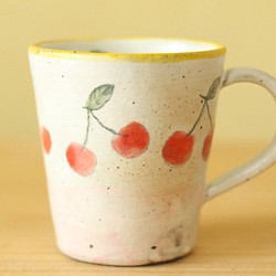 　粉引きさくらんぼにベビーピンクボーダーのカップ（黄色ふち）。 1枚目の画像
