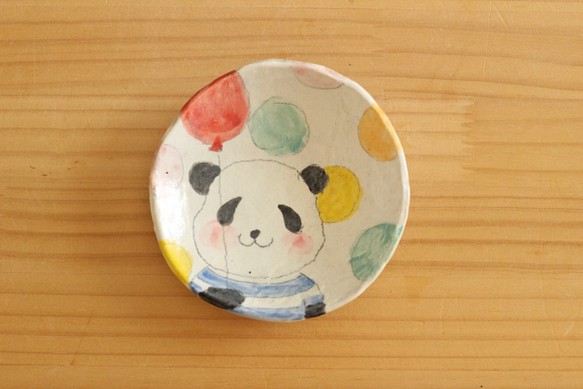 搽粉的五顏六色的氣球熊貓盤。 第1張的照片