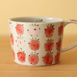 　赤とピンクのいちごのカップ。 1枚目の画像