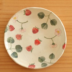 蛋糕盤用powder粉的草莓和草莓花。 第1張的照片