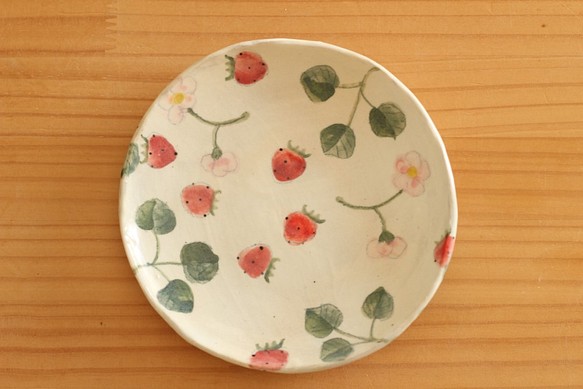 蛋糕盤用powder粉的草莓和草莓花。 第1張的照片
