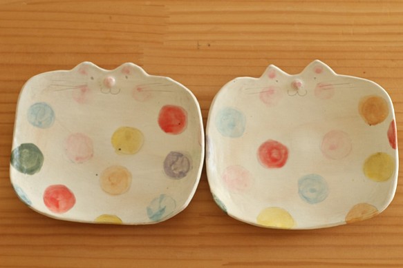 *特殊的篩網彩色粉狀斑點貓的方形蛋糕盤。 第1張的照片