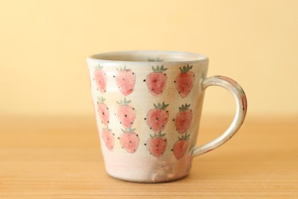 淺粉紅色邊框與淡藍色邊框，紅色和粉紅色和草莓杯。 第1張的照片