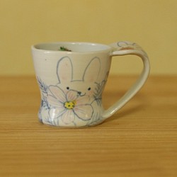 易於抓握的兔子和花朵杯。 第1張的照片