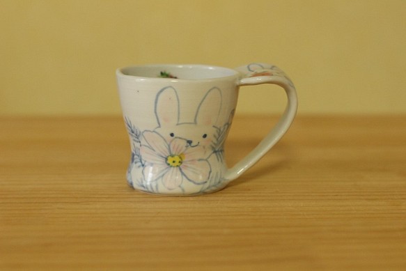 易於抓握的兔子和花朵杯。 第1張的照片