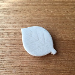葉っぱブローチ チタン結晶（白色）　陶器 1枚目の画像