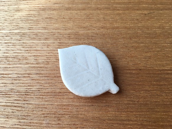 葉っぱブローチ チタン結晶（白色）　陶器 1枚目の画像