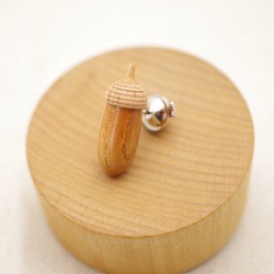 Wood Carving Acorn Lapel Pin KEYAKI & Maple : A-16_TP 第1張的照片
