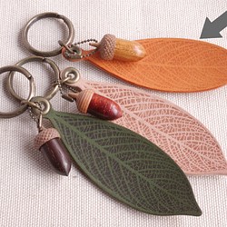 革の葉っぱ（オレンジ）と木彫どんぐりのキーホルダー（どんぐり選べます） 1枚目の画像