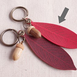 革の葉っぱ（あか）と木彫どんぐりのキーホルダー（どんぐり選べます） 1枚目の画像