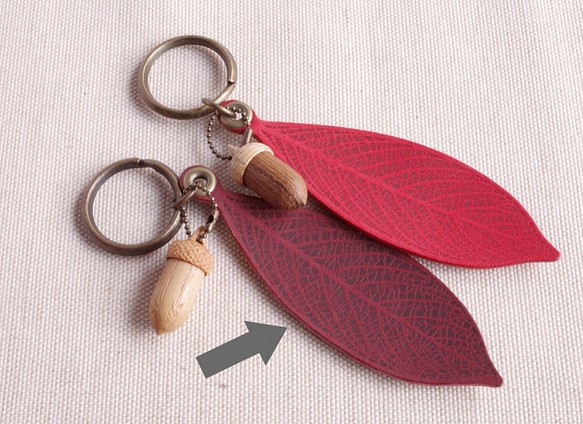 Wine Leather Leaf and Wooden Acorn Key Chain 第1張的照片
