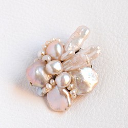 形いろいろ・淡水真珠のブローチ（ホワイト系） 1枚目の画像