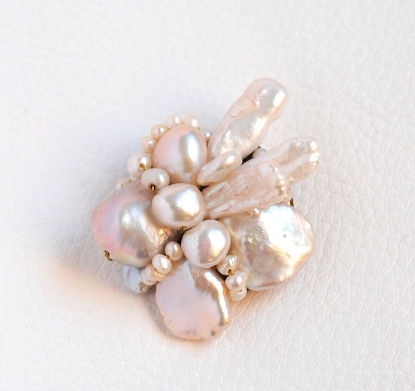 形いろいろ・淡水真珠のブローチ（ホワイト系） 1枚目の画像