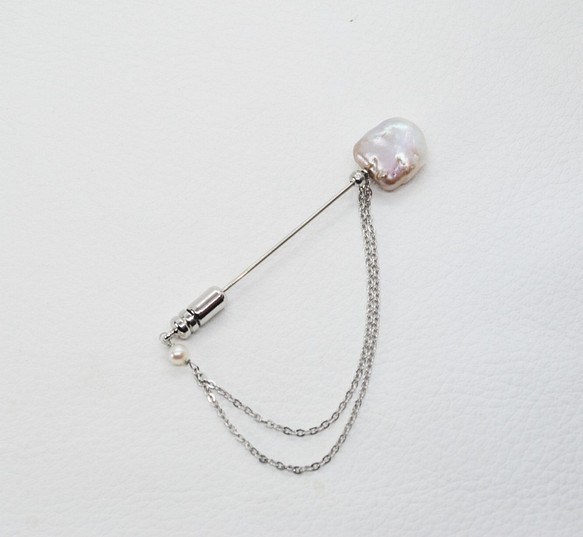 スクエア淡水真珠のピンブローチ（チェーン付き） 1枚目の画像