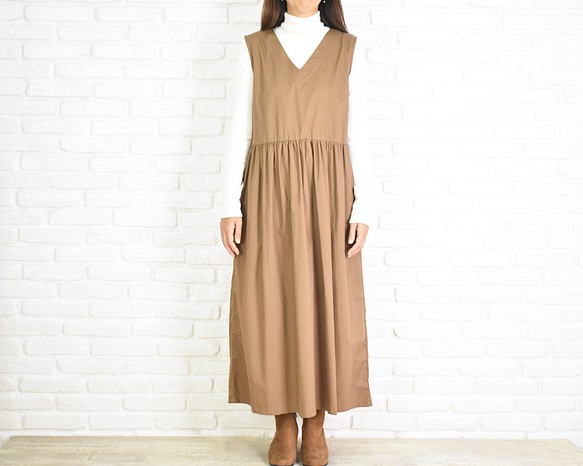 再販　コットン素材のVネックワンピース　ブラウン　ジャンパースカート 1枚目の画像