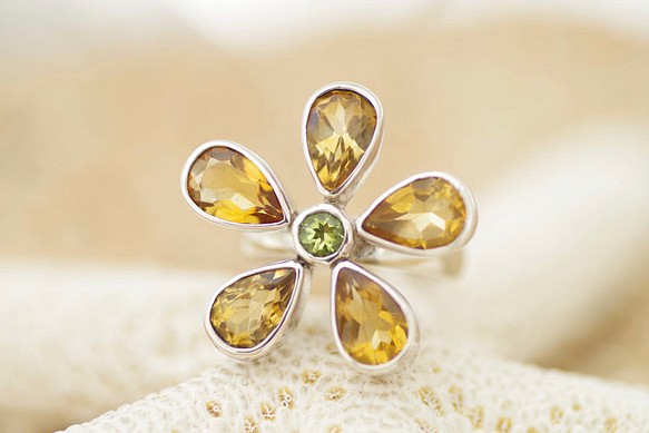 黃水晶和橄欖石的花戒指尺寸10號 第1張的照片