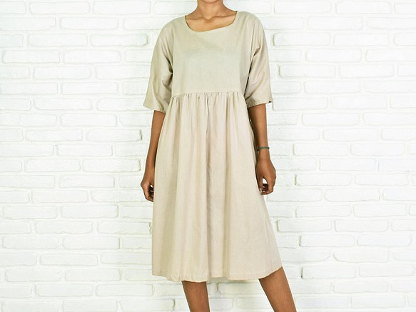 簡約褶皺連衣裙棉質材料&lt;米色&gt; 第1張的照片