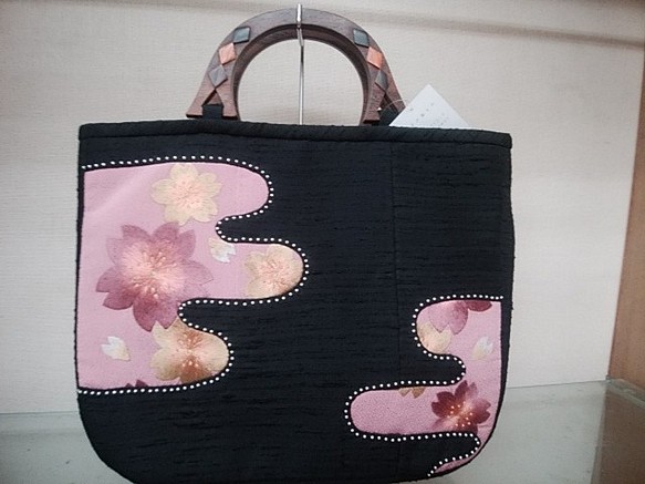 桜の刺繍のバッグ 1枚目の画像