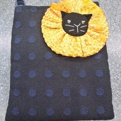水玉模様の木綿と猫のブローチ付き小さなポシェット 1枚目の画像