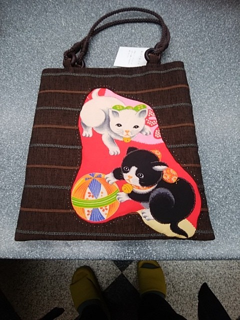 タイの手織り木綿とアンティーク錦紗の猫の手提げバッグ◆八割れ猫と白猫 1枚目の画像