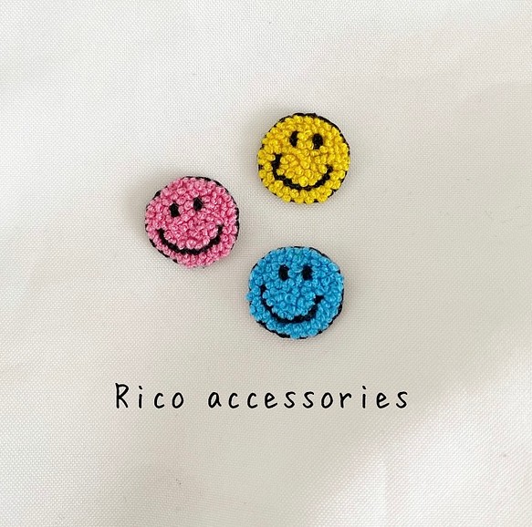 もこもこスマイル ニコちゃんの手刺繍アイロンワッペン3色 ワッペン アップリケ Rico Accessories 通販 Creema クリーマ ハンドメイド 手作り クラフト作品の販売サイト