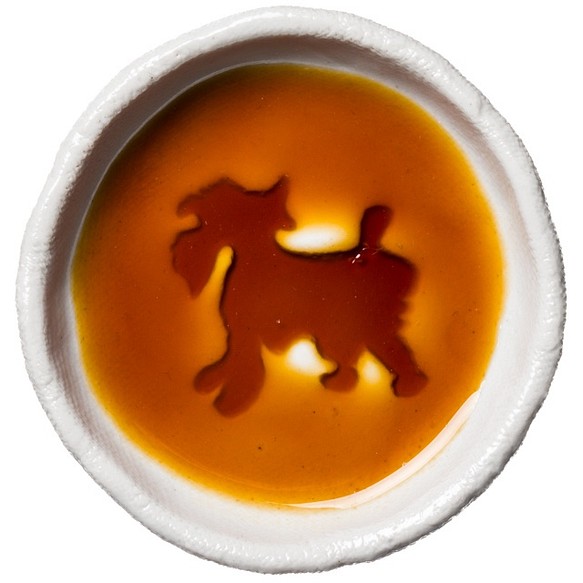 シュナウザーのシルエットが浮かぶ醤油皿（丸） 犬 食器 皿 1枚目の画像