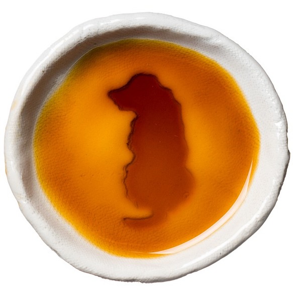 ゴールデンレトリバーのシルエットが浮かぶ醤油皿（丸） 犬 食器 皿 1枚目の画像