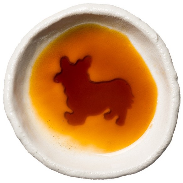 コーギーのシルエットが浮かぶ醤油皿（丸） 犬 食器 皿 1枚目の画像