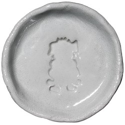 おすわりポーズのパグのシルエットが浮かぶ醤油皿（丸） 犬 食器 皿 1枚目の画像