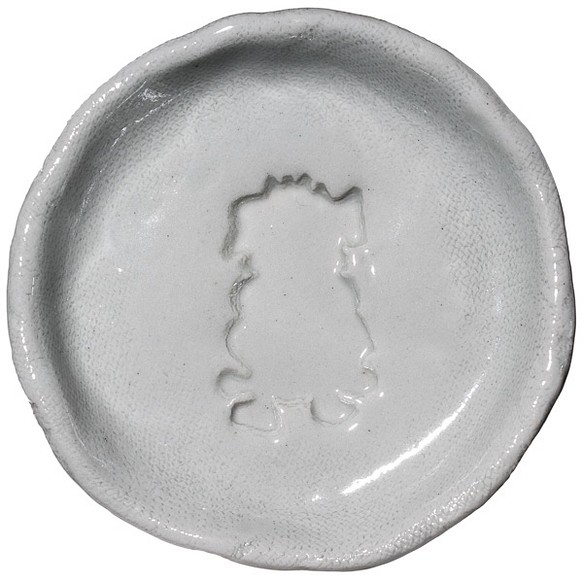 おすわりポーズのパグのシルエットが浮かぶ醤油皿（丸） 犬 食器 皿 1枚目の画像