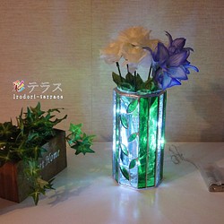 光り輝くクリアグリーンのステンドグラス花瓶 一輪挿し 花瓶 花器 彩テラス 通販 Creema クリーマ ハンドメイド 手作り クラフト作品の販売サイト
