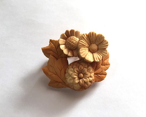 菊の花のブローチ兼帯留め 受注製作 帯留め 木彫り nao 通販