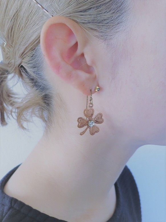 四つ葉クローバーピアス pierced earrings clover <PE3-1219> 1枚目の画像