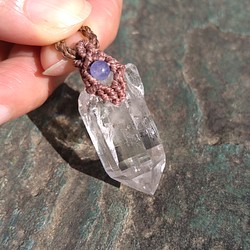 【ガネッシュヒマール産】ヒマラヤ水晶の天然石マクラメペンダント[PEN-726] 1枚目の画像