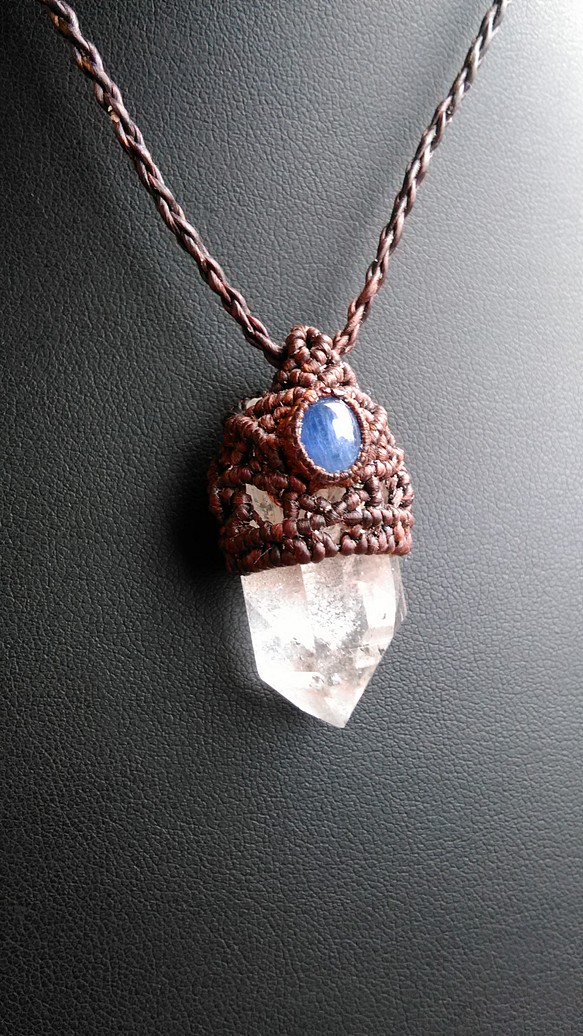 【パールバーティ産】水晶とサファイアの天然石マクラメペンダント[PEN-639] 1枚目の画像