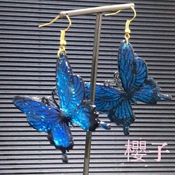 瑠璃蝶のヒラヒラ耳飾り 1枚目の画像