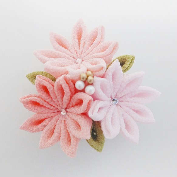 つまみ細工　３つの花のヘアクリップピンク色　卒業式袴 1枚目の画像